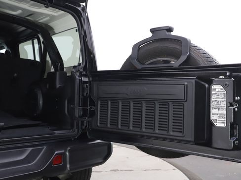 Used 2022 Jeep Wrangler Unlimited Sahara w/ Cold Weather Group image 17