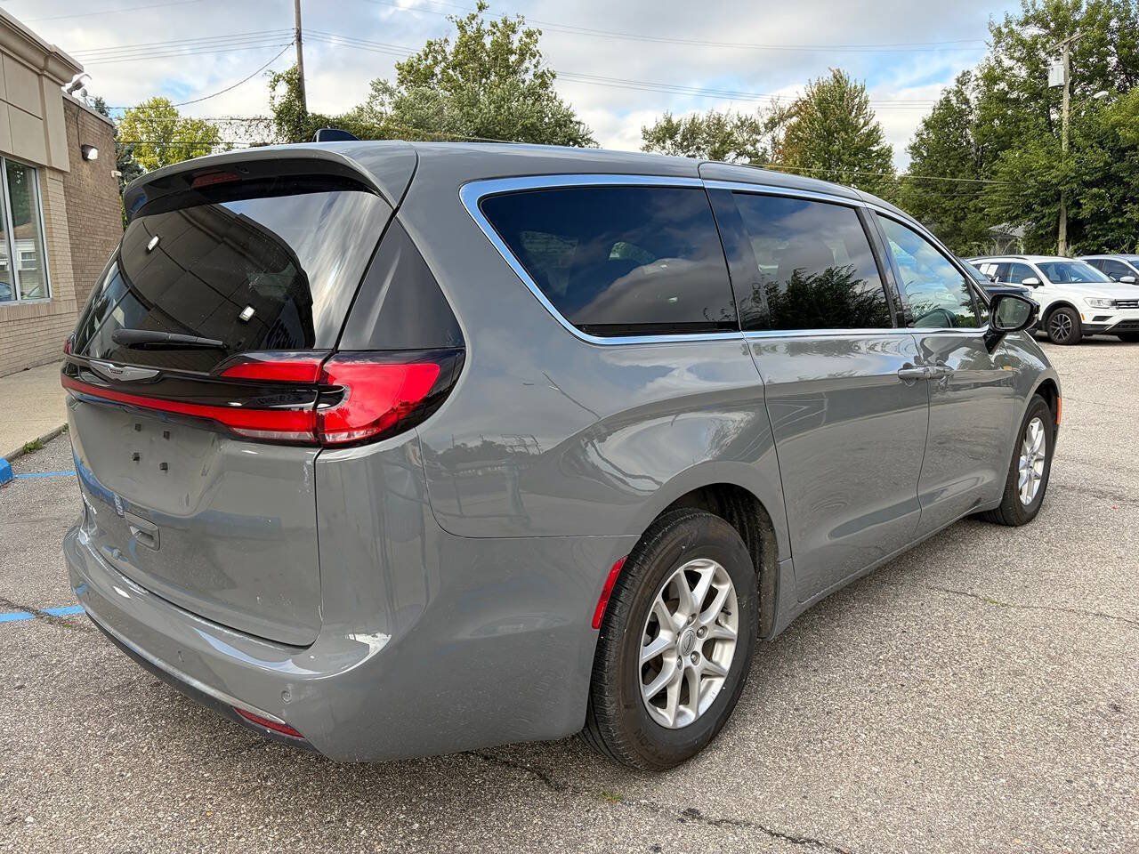 Used 2025 Chrysler Pacifica Select FWD image 5