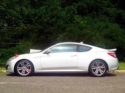 Used 2011 Hyundai Genesis 3.8 RWD image 2