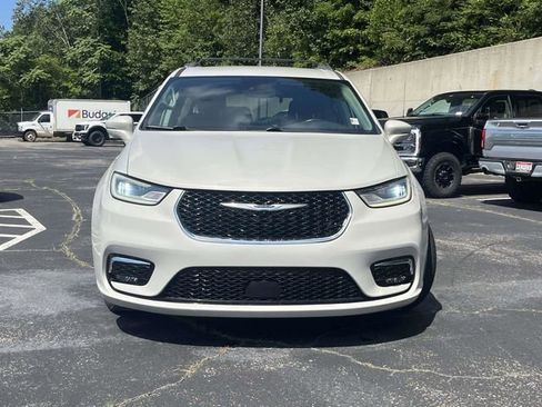 Used 2021 Chrysler Pacifica Touring-L FWD image 9
