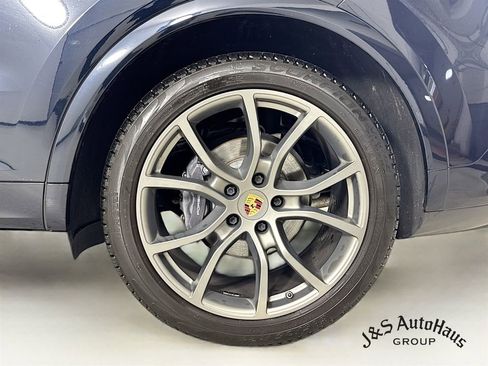 Used 2023 Porsche Cayenne Platinum Edition w/ Premium Package Plus image 40