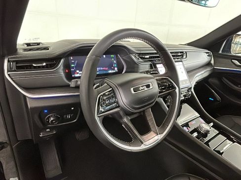 Used 2023 Jeep Grand Cherokee Overland AWD/4WD image 15