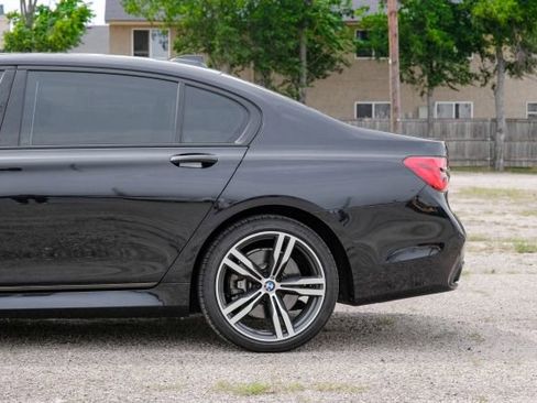 Used 2018 BMW 740i image 18
