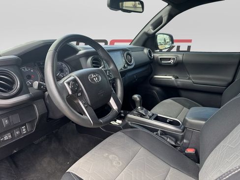 Used 2022 Toyota Tacoma TRD Off-Road w/ Technology Package AWD/4WD image 10