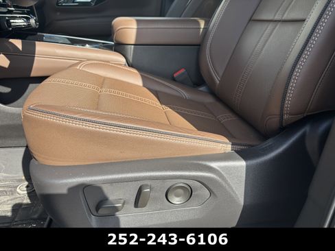 Used 2025 Chevrolet Suburban High Country image 9