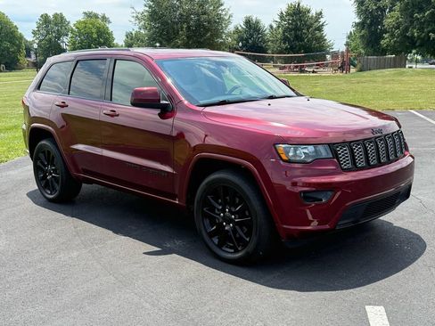 Used 2018 Jeep Grand Cherokee Altitude AWD/4WD image 3