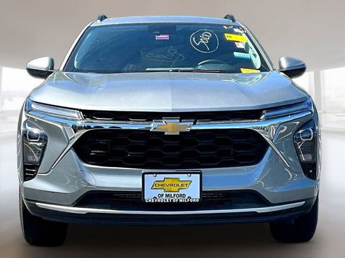 Used 2025 Chevrolet Trax LT w/ Driver Confidence Package FWD image 2