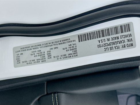 Used 2023 Jeep Grand Cherokee Limited w/ Black Appearance Package image 12