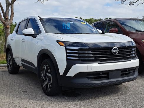 Certified 2025 Nissan Kicks SV image 3