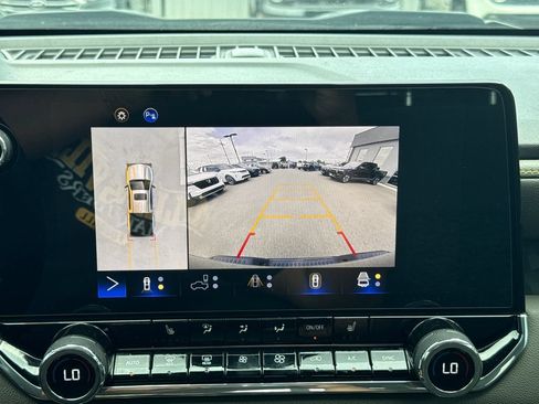 Used 2024 Chevrolet Colorado ZR2 w/ Technology Package AWD/4WD image 21