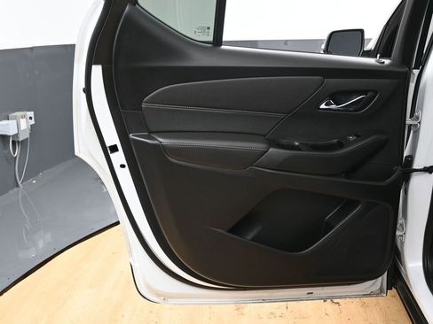 Used 2023 Chevrolet Traverse LT image 43
