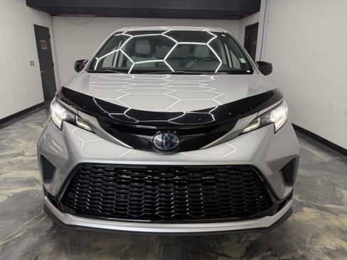 Used 2023 Toyota Sienna XSE AWD/4WD image 8