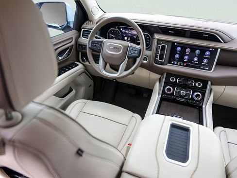 Used 2021 GMC Yukon XL Denali w/ Denali Premium Package image 30