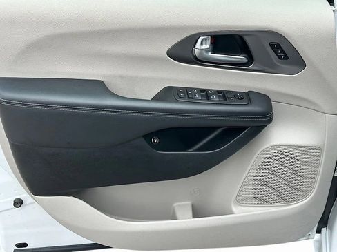 Used 2024 Chrysler Pacifica Select image 17