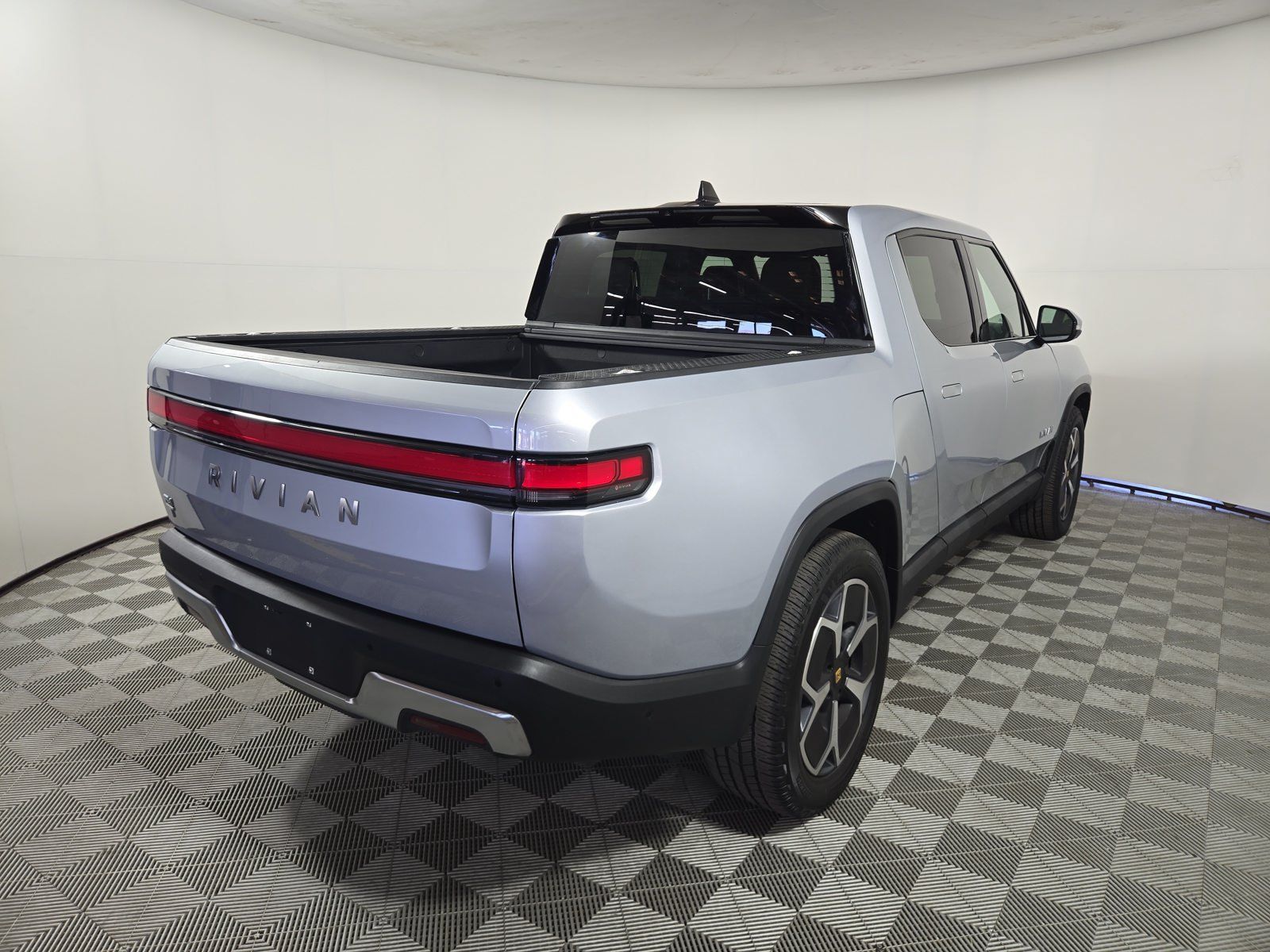 Used 2024 Rivian R1T Adventure Dual AWD/4WD image 5