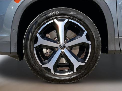 Used 2025 Volkswagen Tiguan SE AWD/4WD image 9