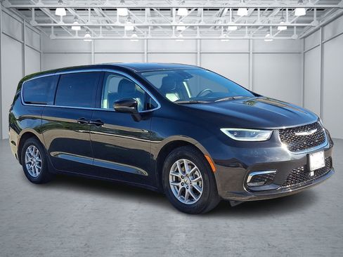 Used 2023 Chrysler Pacifica Touring-L FWD image 7