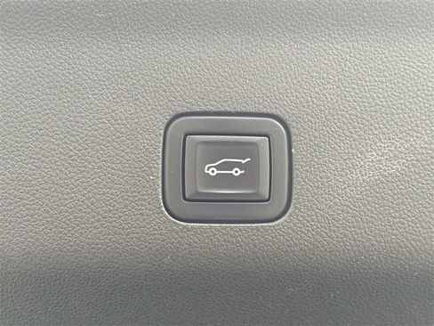 Used 2022 Chevrolet Tahoe Z71 w/ Luxury Package image 19