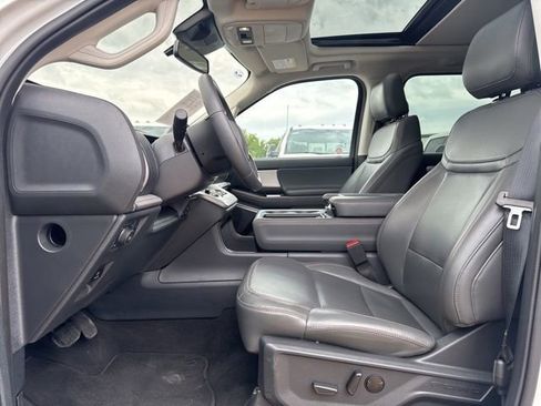 Used 2025 Ford Expedition Active AWD/4WD image 2