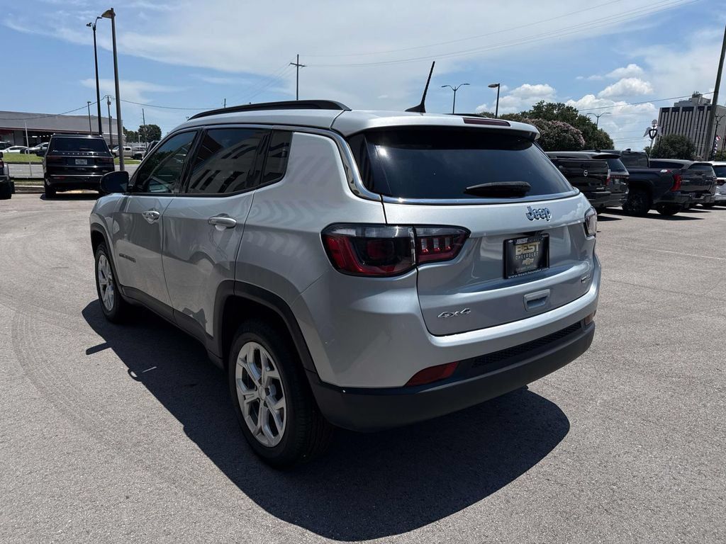 Used 2024 Jeep Compass Latitude AWD/4WD image 5