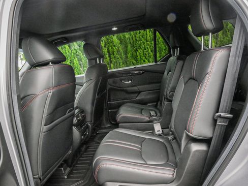 Used 2025 Honda Pilot TrailSport image 30