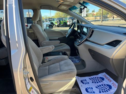 Used 2017 Toyota Sienna LE image 19