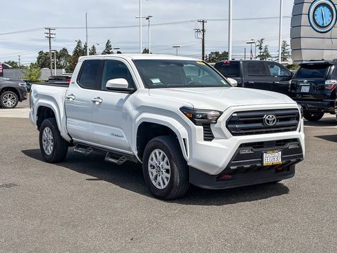 Used 2025 Toyota Tacoma SR5 AWD/4WD image 5