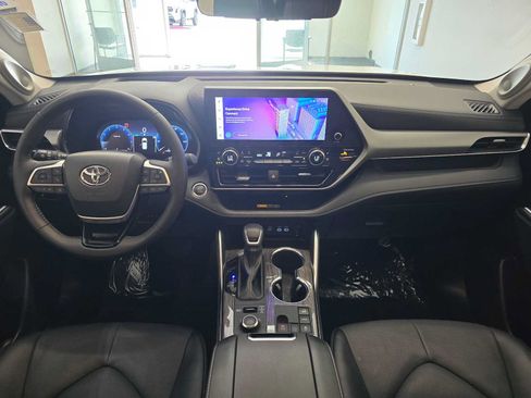Certified 2025 Toyota Highlander Platinum AWD/4WD image 10