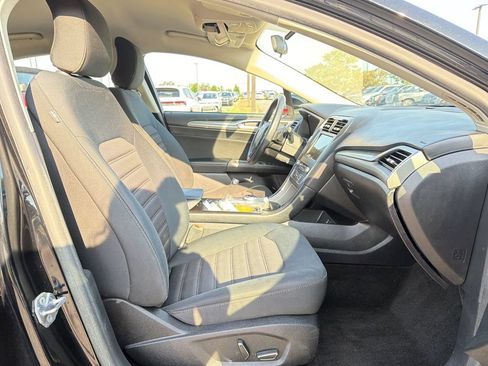 Used 2018 Ford Fusion SE w/ Fusion SE Technology Package FWD image 17