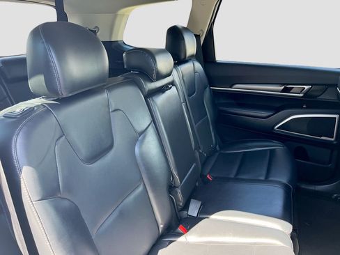 Used 2022 Kia Telluride LX FWD image 28