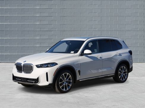 Used 2026 BMW X5 xDrive50e w/ Executive Package AWD/4WD image 3