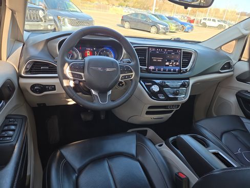 Certified 2023 Chrysler Pacifica Touring-L image 11