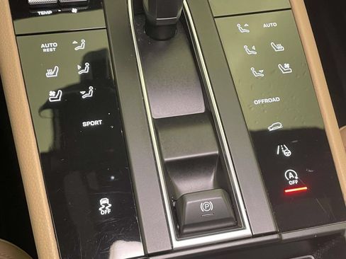 Certified 2023 Porsche Macan AWD/4WD image 34