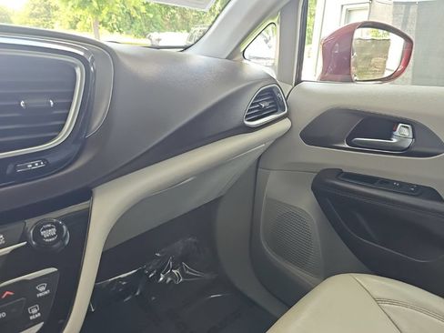 Used 2017 Chrysler Pacifica Touring-L Plus w/ Tire & Wheel Group FWD image 23