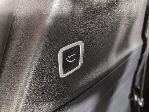 Used 2022 Chrysler Pacifica Limited w/ Uconnect Theater Family Group image 35