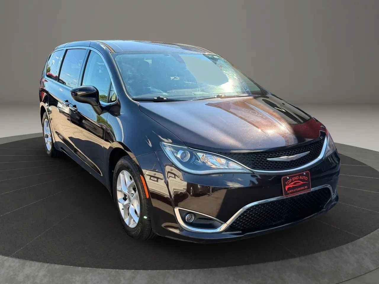 Used 2017 Chrysler Pacifica Touring Plus w/ Tire & Wheel Group FWD image 3