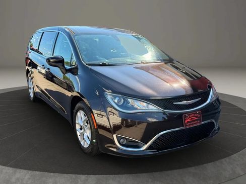 Used 2017 Chrysler Pacifica Touring Plus w/ Tire & Wheel Group FWD image 3
