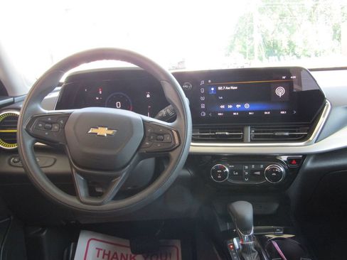 Used 2024 Chevrolet Trax LT FWD image 5