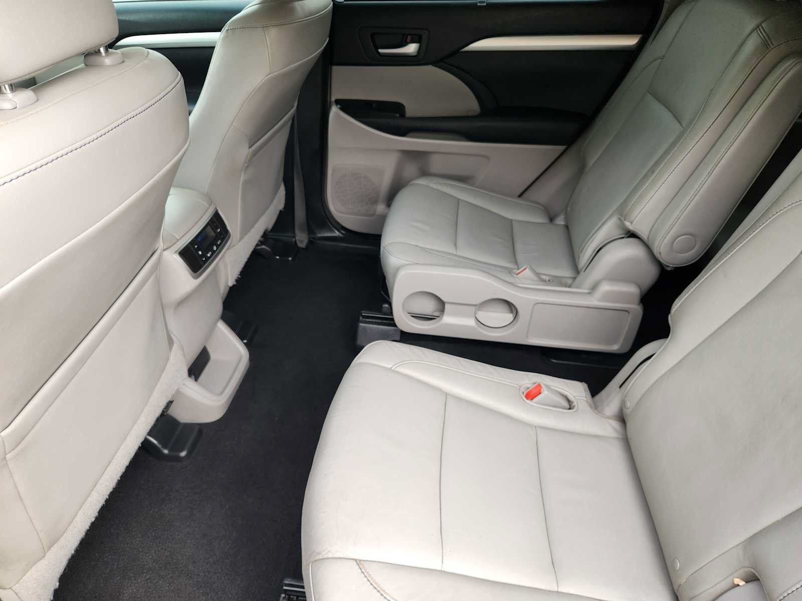 Used 2014 Toyota Highlander XLE FWD image 29