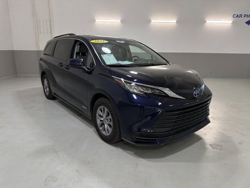 Used 2021 Toyota Sienna LE w/ LE Plus Package image 4