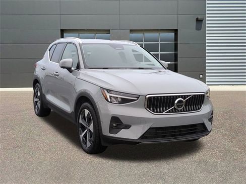 Used 2025 Volvo XC40 B5 Plus image 1