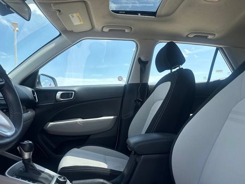 Used 2025 Hyundai Venue SEL FWD image 34