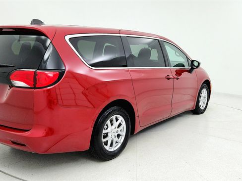 Used 2024 Chrysler Voyager LX image 4