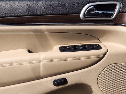 Used 2018 Jeep Grand Cherokee Limited w/ Luxury Group II image 23