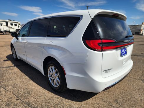 Used 2024 Chrysler Pacifica Touring-L FWD image 6