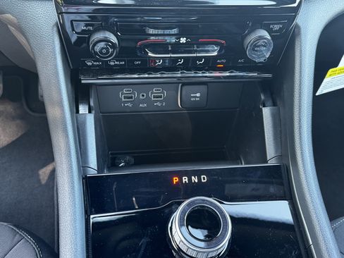 Used 2025 Jeep Grand Cherokee Laredo RWD image 29