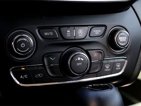 Used 2021 Jeep Cherokee Latitude Plus image 18