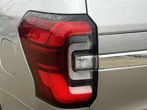 Used 2023 Ford Expedition Limited image 12