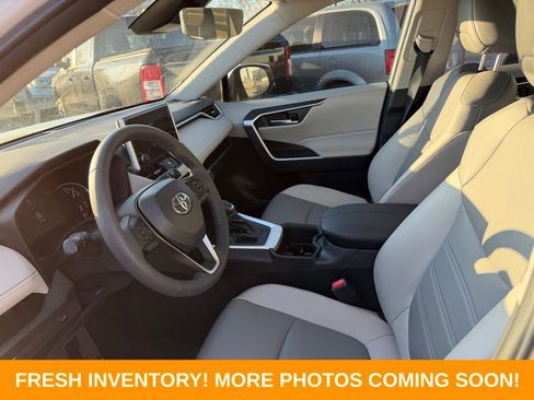 Used 2023 Toyota RAV4 XLE Premium image 8