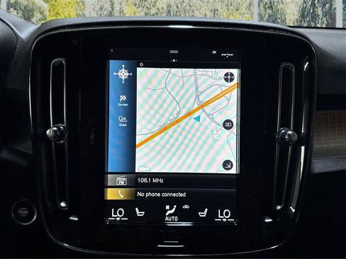 Used 2022 Volvo XC40 T5 Momentum image 25